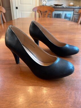 NWOT Black Heels. Size 8